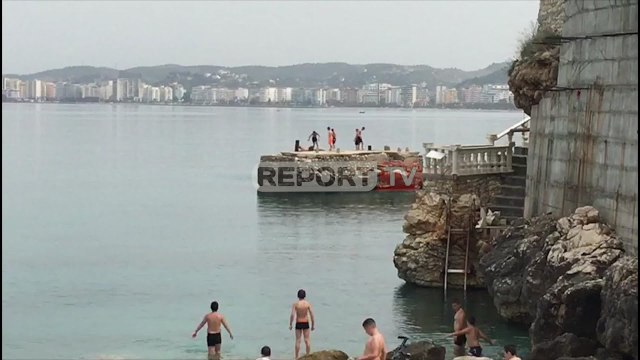Në Vlorë qytetarët nuk i rezistojnë detit, lahen edhe pse është e ndaluar: S'kemi frikë policinë
