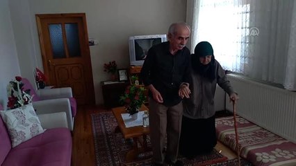 107 yaşındaki kayınvalidesine 72 yaşındaki damadı özenle bakıyor