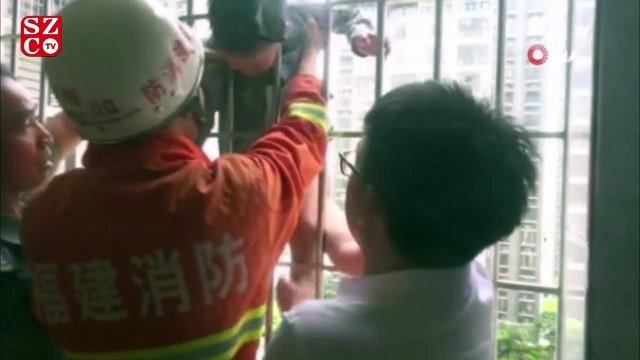Pencere korkuluklarına sıkışan çocuğu kurtarma operasyonu