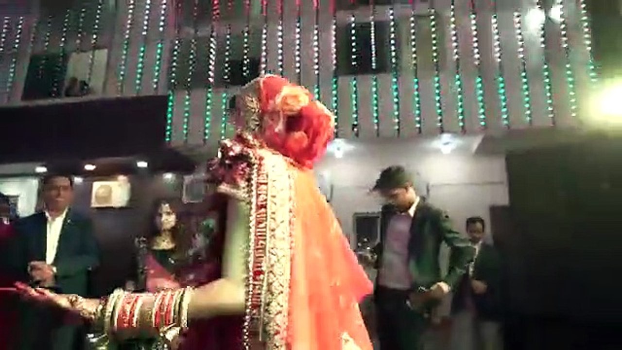 डब्बू ने गोविंदा के गाने पर बीबी के साथ स्टेज पर किया गजब का डांस, सभी सीटी बजाने लगे