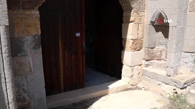 Kızılırmak nehri kenarında tahrip edilmiş tarihi Cacabey kervansarayı restorasyon bekliyor