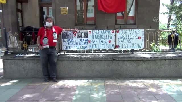 Pala Dayı , gündemi yansıtan pankartlarıyla dikkati çekiyor