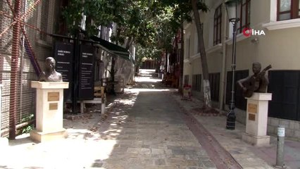 Tarihi asansörün tuşuna ayağı ile basan kadın tepki çekti