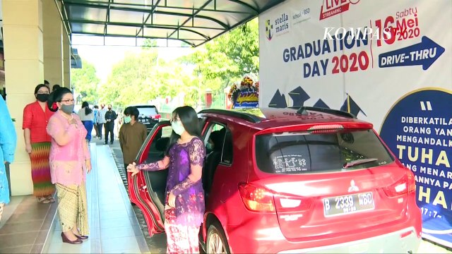 Kreatif!! Wisuda Drive Thru di Tengah Pandemi Corona