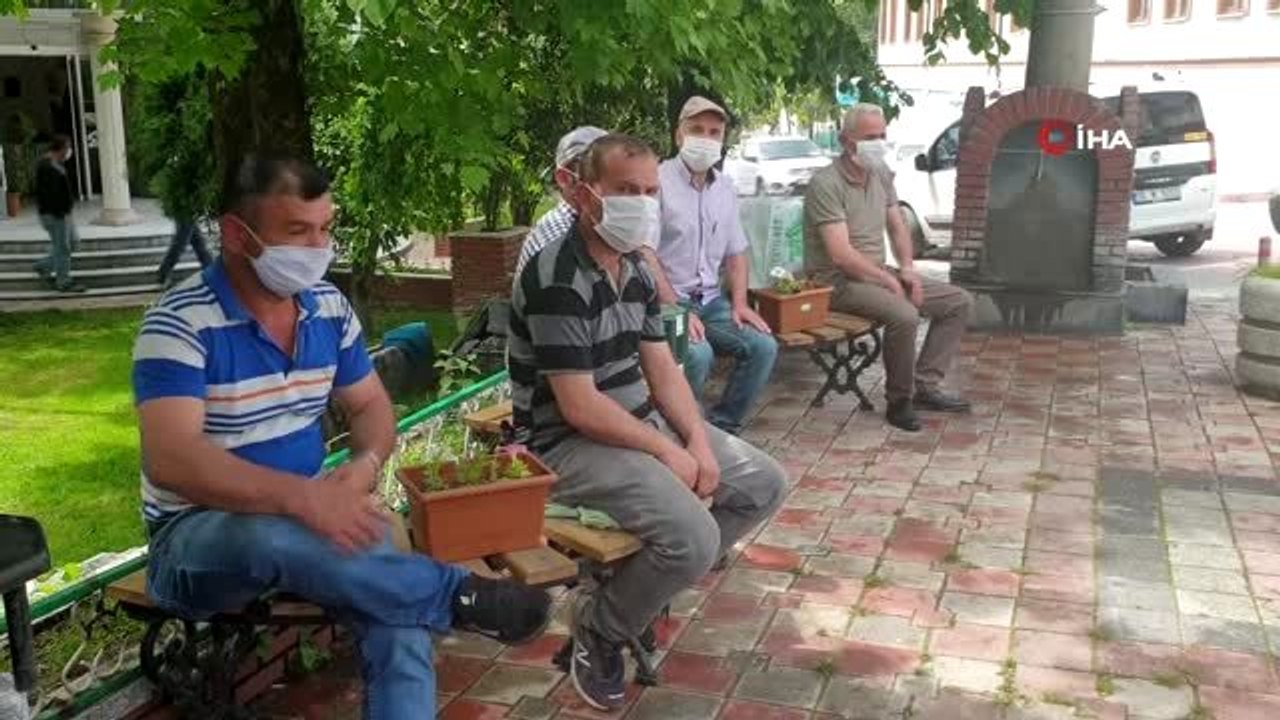 Orhaneli'nde banklarda oturan vatandaşlara çiçekli önlem