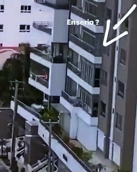 Pai cria baloiço para o filho se divertir na varanda do seu apartamento