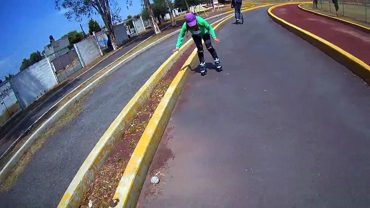 Monologo de banqueta con patines.
