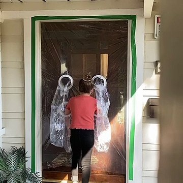 Menina cria “cortina de abraços” para poder abraçar os avós em segurança