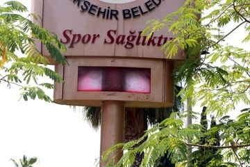 Adana'da sıcaktan termometreler patladı, çocuklar su kanalında serinledi