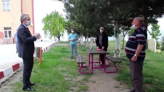 Kaymakam Pişkin karantinadaki çocuğa bisiklet hediye etti