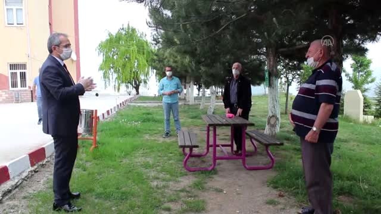 Kaymakam Pişkin karantinadaki çocuğa bisiklet hediye etti