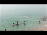 Report TV -Qytetarët në Vlorë nuk i rezistojnë detit, lahen edhe pse është e ndaluar