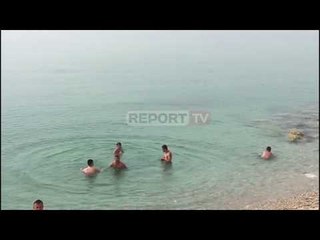 Report TV -Qytetarët në Vlorë nuk i rezistojnë detit, lahen edhe pse është e ndaluar