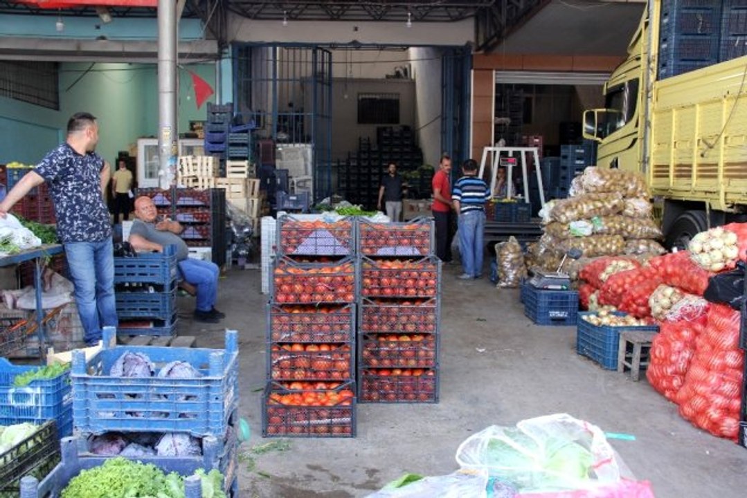 Hallerde dip yapan fiyatlar marketlerde fırlayınca, komisyoncular bakanlıktan tanzim satış istedi
