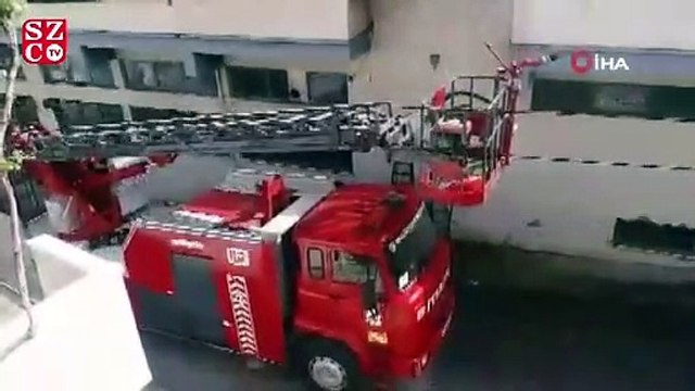 Fırının yanan çatısının sokağa yıkılma anı kamerada