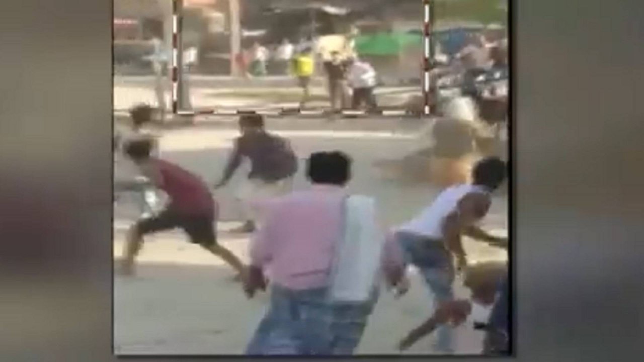Video: Stone pelting between two groups in Corona hotspot