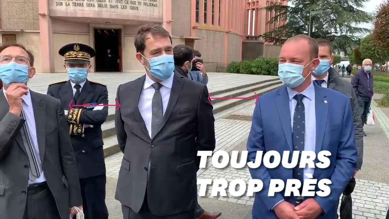 Castaner rappelle les règles de distanciation à la plage (mais a lui-même du mal à les respecter)