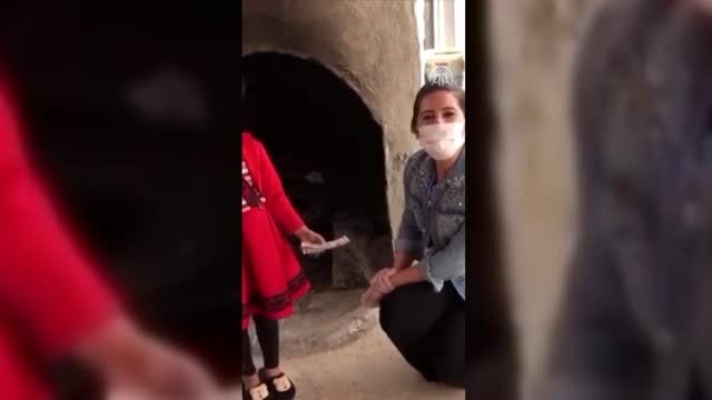 Vali Gül giysi parasını bağışlayan küçük kıza bayramlık hediye etti