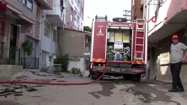 İzmir'de korkutan yangın...Patlama sesi paniğe yol açtı