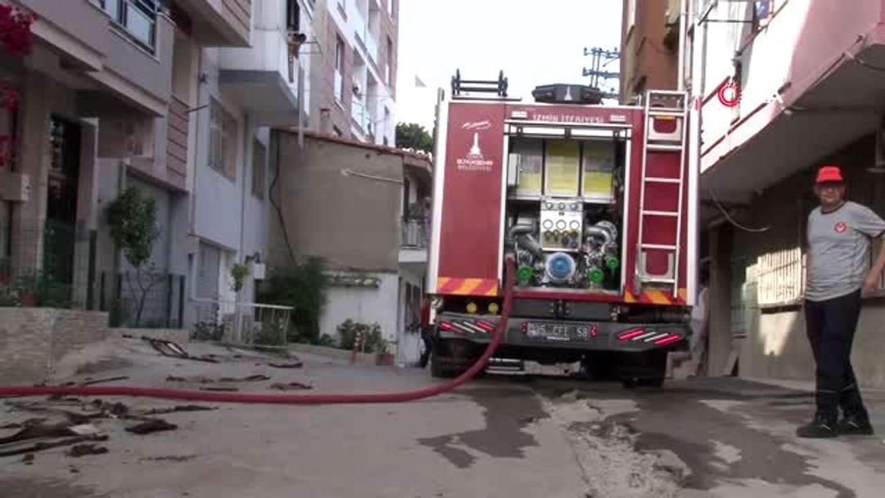 İzmir'de korkutan yangın...Patlama sesi paniğe yol açtı