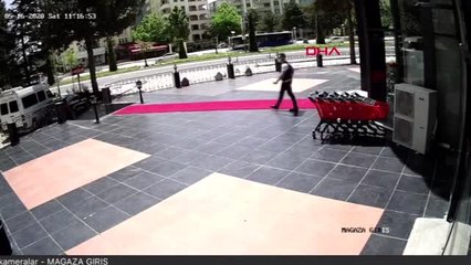 ELAZIĞ Otobüsün çarptığı otomobilin metrelerce sürüklenmesi kamerada