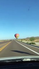 Cette montgolfière vient frôler les voitures sur une autoroute