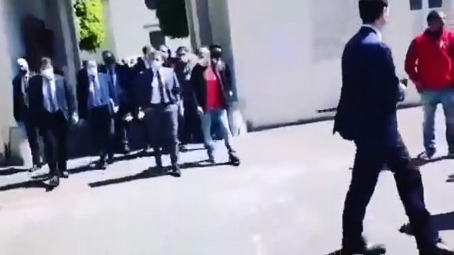 Loïc Signor - Interpellé par un syndicaliste à la sortie de la Salpêtrière, le prédisent #Macron s'agace au sujet de la médaille de l'engagement, « Si vous ne la voulez pas, ne la prenez pas ! » @CNEWS