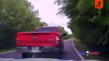Foge em pick-up roubada e atropela deliberadamente um carro da polícia