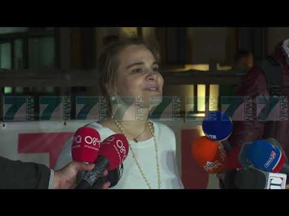 GJOBITET EDHE MONIKA KRYEMADHI EPR PROTESTREN TEK TEATRI - News, Lajme - Kanali 7