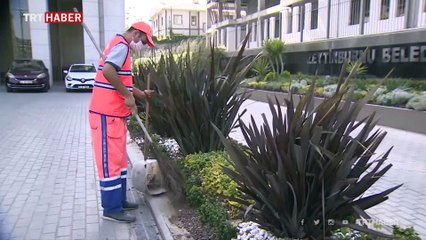 Taşların arasını temizleyen belediye çalışanı örnek oldu
