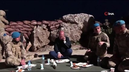 Cumhurbaşkanı Erdoğan Namaz Dağı üs bölgesindeki askerlerle görüştü