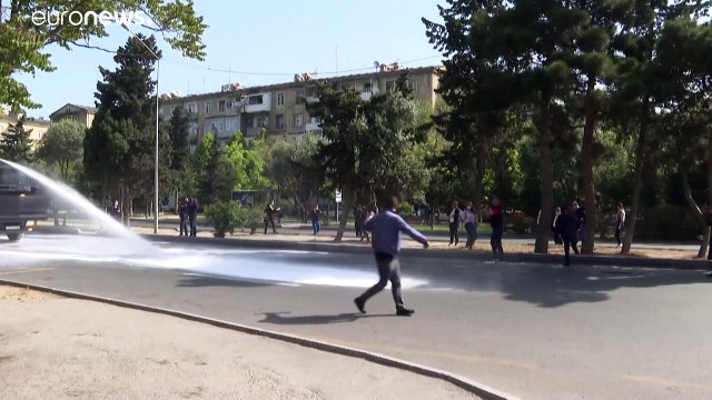 شاهد: أذربيجان ترسل فيلقاً من عمال النظافة والآليات لتطهير شوارع باكو