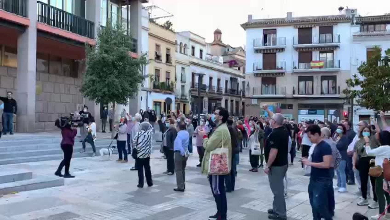 Varias personas cantan La Internacional en recuerdo a Julio Anguita