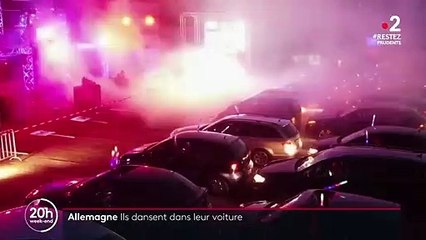 Allemagne : des fêtards dansent dans leur voiture sur le parking d'une boite de nuit