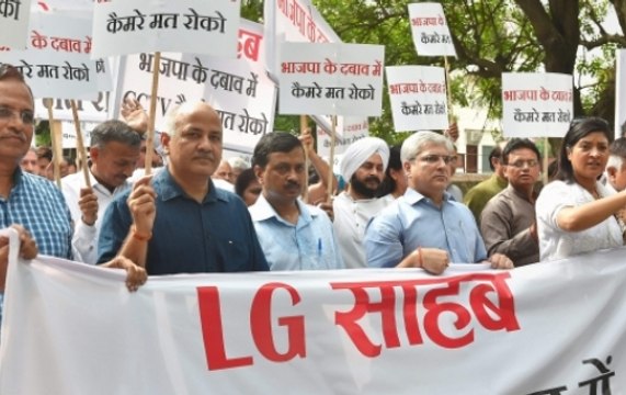 CCTV camera issue: Delhi CM Arvind Kejriwal, Manish Sisodia stage dharna outside L-G office
