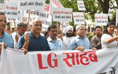 Video herunterladen: CCTV camera issue: Delhi CM Arvind Kejriwal, Manish Sisodia stage dharna outside L-G office