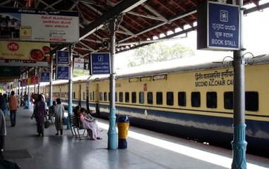 Speed News | RPF jawan saves elderly man from falling under moving train in Jhansi