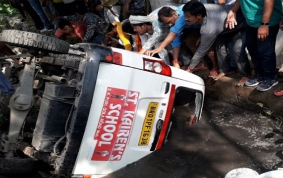 Bihar: School van filled with children fall in the drain in Patna