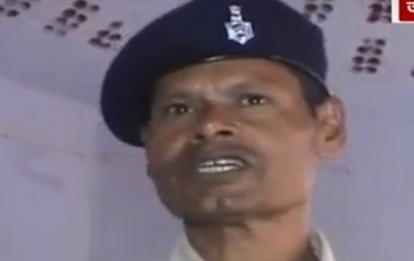 Khabar Achi Hai: A police officer teaches small kids in Naxal prone area in Jharkhand