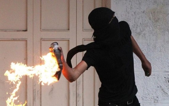 Speed News | Miscreants hurl petrol bomb at house of Shopian MLA