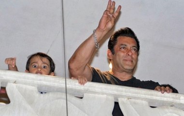 Salman Khan receives rousing welcome from his fans as he arrives at 'Galaxy'