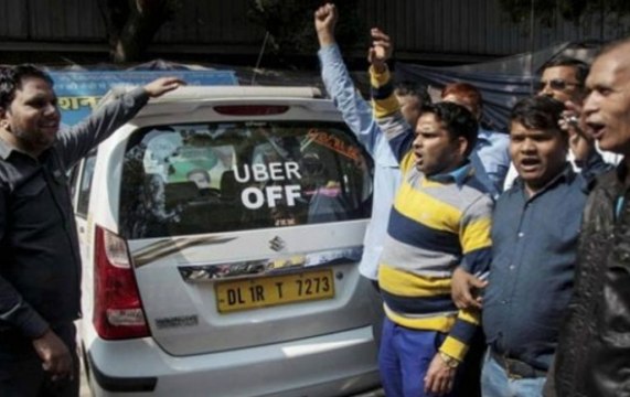 Mumbai taxi drivers strike: MNS leader Nitin Nandgaonkar breaks windshield of a taxi