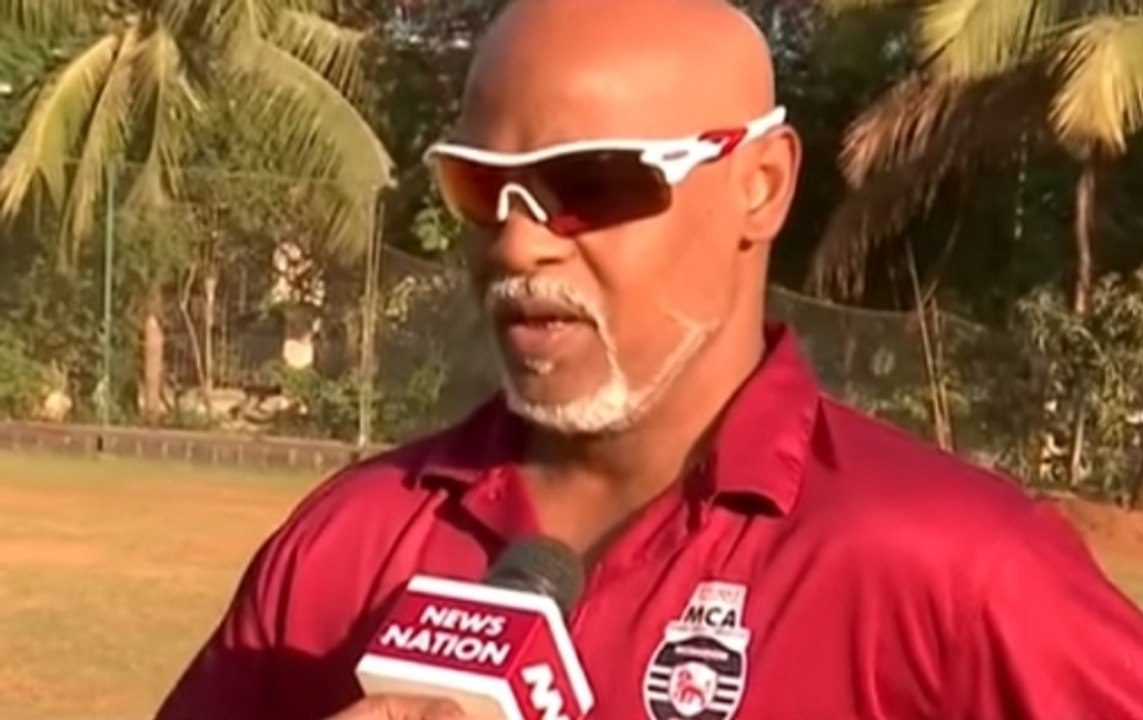 Stadium: Vinod Kambli bows down to Sachin Tendulkar during Mumbai T20 League