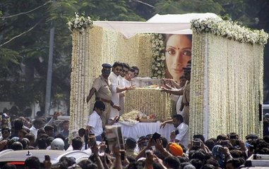 Скачать видео: Farewell Sridevi : Bollywood's Chandni cremated at Vile Parle, Boney Kapoor performs last rites