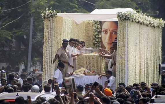 Farewell Sridevi : Bollywood's Chandni cremated at Vile Parle, Boney Kapoor performs last rites
