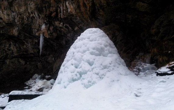 Huge Shivling built naturally in Manali that is taller than Amarnath shivling