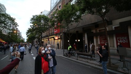 Unas 200 personas piden la "dimisión" de Sánchez en Ferraz