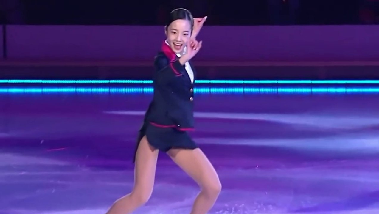 注目！セクシーCA本田真凜が氷上で過激なサービス！