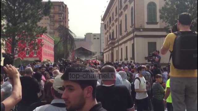 Qytetarët gjuajnë me shishe forcat e policisë dhe tentojnë të kalojnë kordonin