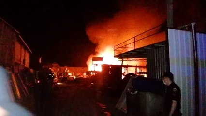 Antalya'da plastik toplama deposunda korkutan yangın